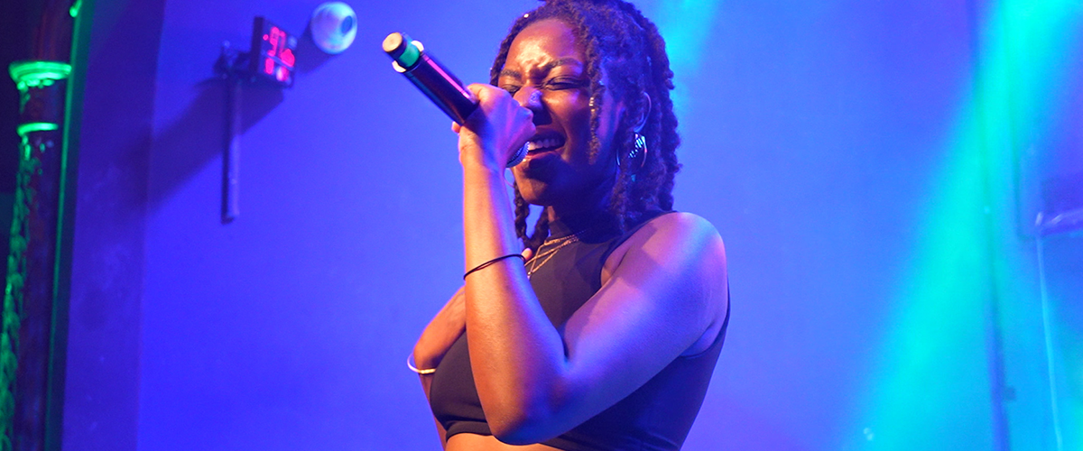 Chanteuse au concert Eskisse organisé par les étudiants à l'école de médiation culturelle ICART